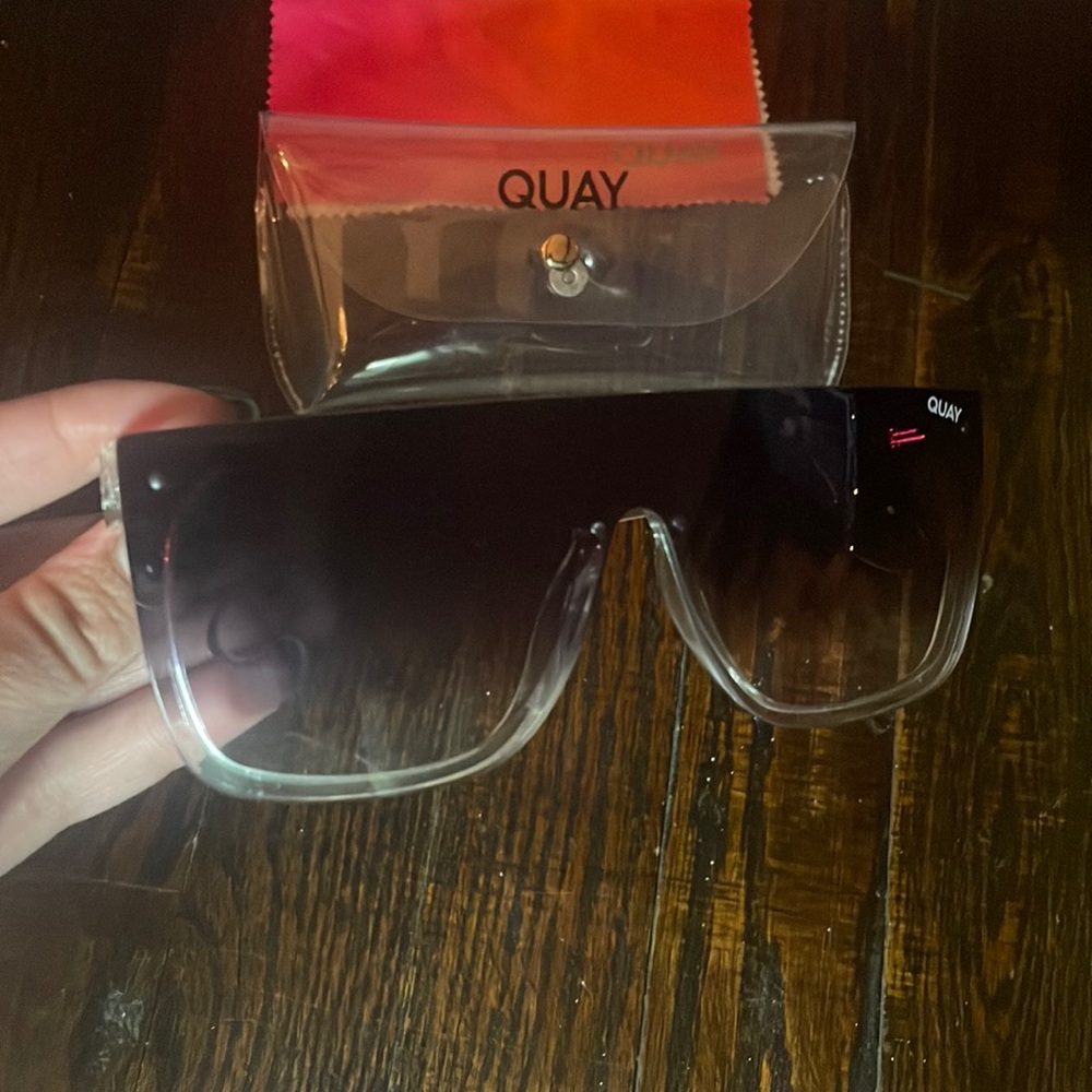 Quay Sunglasses Black Clear Fade